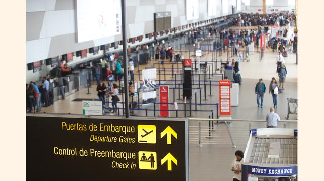 Los artículos peruanos más vendidos en todo el aeropuerto son la chocoteja, el pisco en todas sus variedades y los souveniers locales.