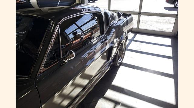 Yo manejé varios modelos antiguos y de colección; éste anda como los mejores, pero con más inteligencia y disposición. En la autopista cercana a Los Ángeles, el embrague me empujaba el pie izquierdo insistiendo para que lo pisara cuando lo soltaba y apret