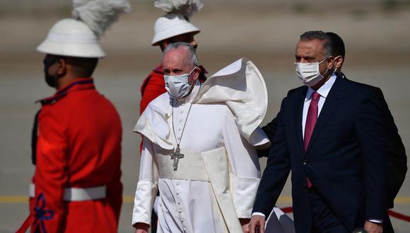El Papa Francisco camina junto al primer ministro de Irak, Mustafa al-Kadhem, a su llegada a Bagdad. (Foto: AFP).