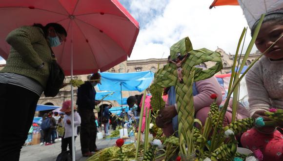 Fieles comprando ramas de palma para el Domingo de Ramos (Foto: EFE)