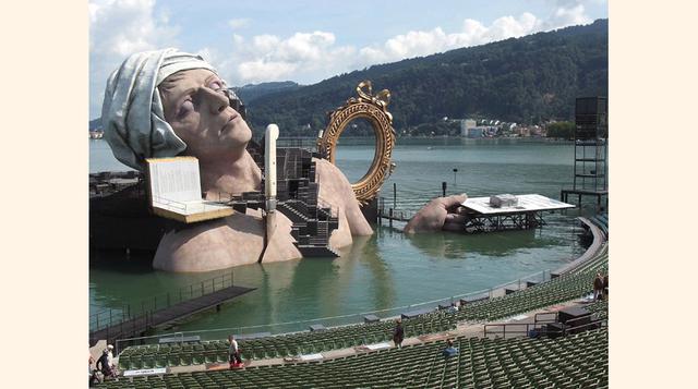 Seebühne (Austria). Su nombre significa ‘escenario de agua’ en alemán. Y literalmente se encuentra flotando en el agua. Empezó sus producciones en 1946 y finalmente construyó un escenario en 1950.