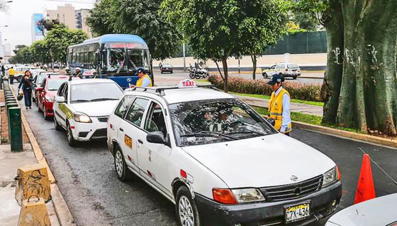 Los conductores de taxis colectivos se organizaron para adoptar la paralización de las combis y buses en Manchay por la imposición de papeletas y fiscalización de la ATU. (Foto: Difusión)