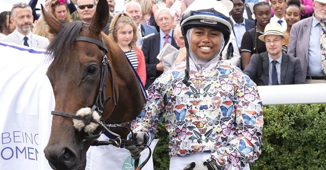 Foto 7 | La primera jinete británica que corrió con hijab
Khadijah Mellah se convirtió en la primera jinete británica en competir en un evento importante usando hijab. Para rematar, ganó la carrera, la que describió como una victoria de un "mundo de cuentos". (Foto:  EMPICS Entertainment)