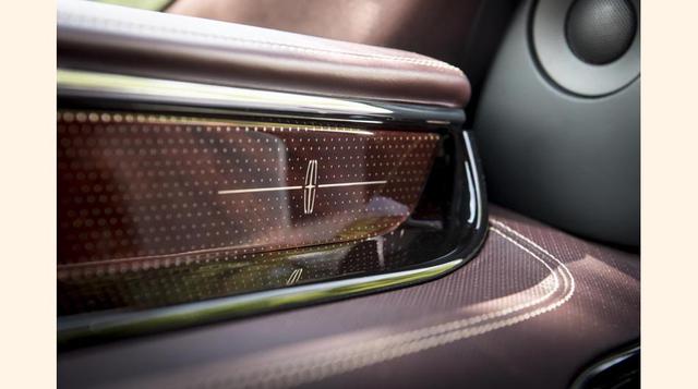 FOTO 11 | La atención alos detalles en la cabina de la nueva Lincoln Navigator es impecable, a la vez que todas las superficies que están al alcance de las manos son suaves al tacto y de alta calidad.