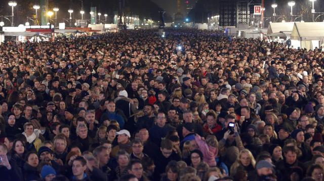 Miles acudieron a la ceremonia de conmemoración frente a la puerta de Brandesburgo. (Foto: Reuters)