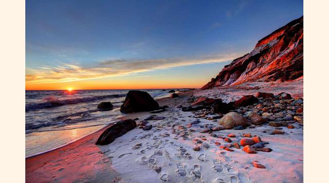 Aquinnah – Massachusetts – Estados Unidos, sta ciudad situada en la isla de Martha Vineyard en Massachusetts fue conocida como Gay Head, gracias a los acantilados de colores alrededor de la zona. En 1997, la ciudad votó por un nuevo nombre, "Aquinnah
