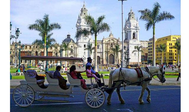CENTRO HISTÓRICO DE LIMA. El español Francisco Pizarro decidió edificar en 1535 esta Iglesia en la Plaza Mayor de Perú. Aquí hay múltiples opciones para visitar; tales como la Plaza Mayor de Lima, el Palacio de Gobierno, el Palacio Municipal, El Correo Ce