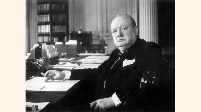 7. Winston Churchill. "Un pesimista ve la dificultad en cada oportunidad; un optimista ve una oportunidad en cada dificultad".