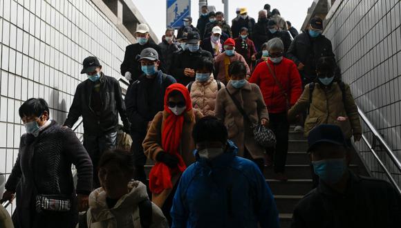 La gente camina por un paso subterráneo en Beijing el 22 de marzo de 2023. (Foto de WANG Zhao / AFP)