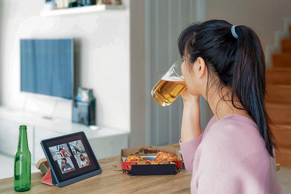 Cuarentena. Enfocar nuestra atención en consumir comida o alcohol es una forma fácil de evadir emociones como ansiedad, angustia, frustración o cólera”.  (Foto: iStock)
