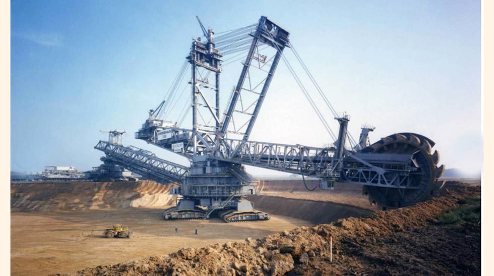 Bagger 288 Esta imponente excavadora es capaz de llenar 2.400 vagones de carbón en un día o de hacer un agujero del tamaño de un campo de fútbol de treinta metros de profundidad. ¿Cómo se mueve? Con las mismas correas transportadoras que utiliza la NASA p