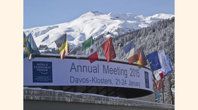 Banderas de países de todo el mundo izadas en el centro donde se celebrará desde este miércoles 21 el Foro Económico Mundial, en Davos (Suiza). En la reunión se debatirán temas que van desde el precio del petróleo hasta el futuro de Internet. (Foto: AP)