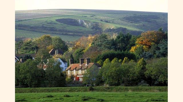 Alfriston (East Sussex). En el camino nacional de South Downs, este pequeño pueblo era antaño una de las paradas de los monjes que peregrinaban hasta la abadía de Battle. Alfristron es ahora un refugio para los que buscan un paseo a orillas del río Cuckme