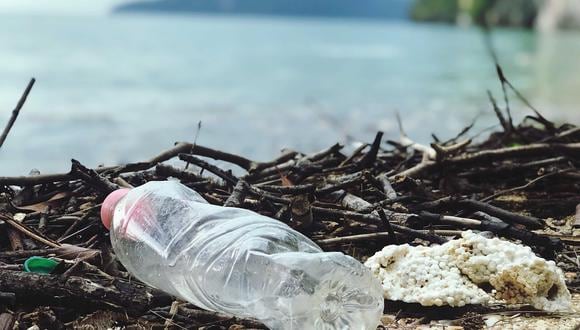 Grupos ecologistas dicen que durante el 2022, el año en el que el impuesto estuvo en vigencia, el consumo de plásticos de un solo uso se redujo en un tercio. (Foto: Pexel)