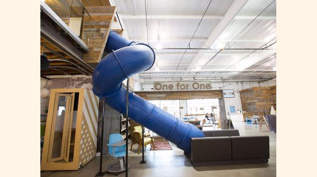 13. Los empleados de TOMS dicen que su ambiente de trabajo es abierto, divertido y propicio para el trabajo creativo.