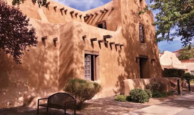 Foto 7 | Dónde: Santa Fe, Nuevo México. Elegido por Patricia Stone, fundadora de Global Adventuress dice que Santa Fe es un vórtice creativo que crece a 7,200 pies, en las estribaciones de las montañas Sangre de Cristo, y atrae a artistas y curanderos de todo el mundo. Es una escapada ideal para amantes de la naturaleza, entusiastas del arte y buscadores de spa. Rodeado de belleza natural, las raíces de la ciudad son profundas, con una herencia de nativos americanos, hispanos y anglosajones. Este año, la ciudad tiene 407 años y es la capital más antigua de los Estados Unidos. Es el hogar de 250 restaurantes, más de 300 galerías de arte, al menos un centenar de boutiques y una docena de festivales y ferias. Algunos de los puntos destacados incluyen pasear por Canyon Road y visitar una milla de galerías de arte. Visite la casa más antigua de los Estados Unidos y asista a misa en la iglesia más antigua de los Estados Unidos: la Capilla de San Miguel. Vea más de 130,000 objetos de arte popular de más de 100 países en el Museo de Arte Folclórico Internacional por US$ 12 de entrada. Consulte el calendario de la oficina de turismo de Santa Fe para ver eventos y festivales, así como recorridos históricos a pie (solo US$ 14), clases de cocina y más. No te pierdas los sándwiches de cerdo tirados en Whole Hog Café (desde $ 3.99) y asegúrate de probar sus seis salsas exclusivas. Los sábados, pase por Farmer's Market y pruebe los platos locales en puestos de comida. Encuentre las tarifas promocionales de invierno en La Posada de Santa Fe, un hotel de lujo desde US$ 99 por noche. Vuele a Albuquerque y alquile un automóvil para conducir hasta Santa Fe (Hertz tiene tratos de tan solo US$ 13.99 por día), por lo que puede realizar excursiones de un día a Taos y Chimayo o ir de excursión al Parque Nacional Bandelier.