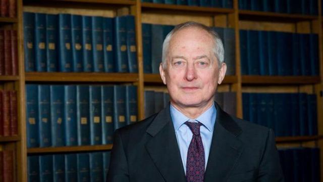 Foto 10 | 10. Muebles elegantes del príncipe Hans Adam II
En 2004 el príncipe Hans Adam II de la pequeña nación de Liechtenstein pagó 36 millones en un mueble que probablemente no encontrarás en Ikea. Proveniente del siglo 18, el cofre de ébano florentino está adornado con piedras preciosas como lapislázuli, ágata y cuarzo amatista.  

Costo: US$ 36 millones.
(Foto: Roger Askew / REX / Shutterstock)