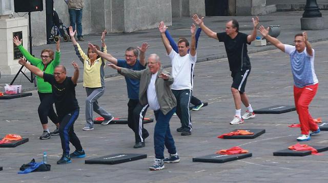 Con una chaqueta puesta y una sonrisa en el rostro, el presidente Kuczynski no podía ocultar el entusiasmo que le provocaba ver los esfuerzos que realizaban algunos de sus ministros para no perder el ritmo.