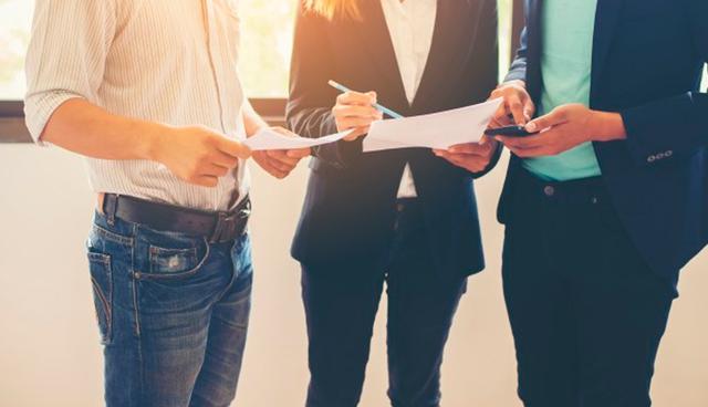 FOTO 2 | Habilidades de desarrollo de colaboradores:
Cuando un líder asume el rol de facilitador del aprendizaje de su equipo, logra que sus colaboradores produzcan resultados deseados. Esto significa:

Actuar como un coach que reconoce las fortalezas de sus colaboradores y los empodera para que diseñen estrategias que posibiliten el cumplimiento de objetivos.
Delegar y enfocarse en las actividades donde genera más valor, dando autonomía a su equipo para enfrentar desafíos.
Propiciar el trabajo en equipo al ser un ejemplo de colaboración y apoyo. (Foto: Freepik)