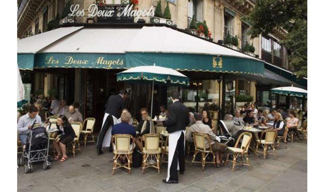 Les Deux Magots (París, Francia). Situada en pleno corazón del barrio de Saint Germain des Pres, en París, Les Deux Magots es una exclusiva cafetería frecuentada por grandes nombres como Ernesto Sabato o Jean Paul Sartre. Fue inaugurada en 1885 y hoy, 130