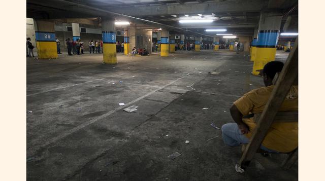 Mientras esperaba para entrar a un abasto en una zona de clase media de la ciudad central de Barquisimeto, una revendedora le hizo un tajo de unos 15 centímetros en el muslo derecho tras reclamarle por adelantarse en la enorme fila. (Foto: Reuters)