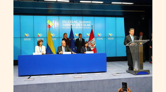 El presidente colombiano Juan Manuel Santos destacó que la firma de este acuerdo para eliminar las "antipáticas" visas Schengen es un paso muy importante. (Foto: Sepres)