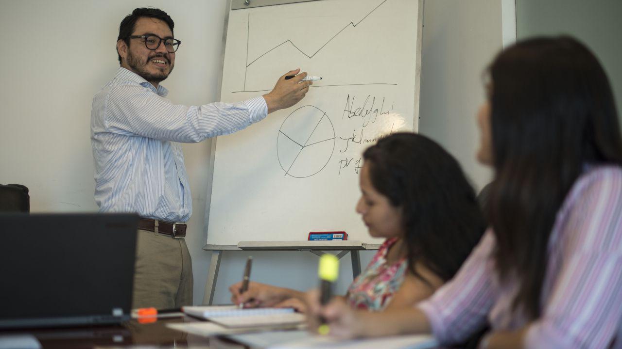 Contar con un plan de acción es un aspecto clave antes de llevar a cabo una capacitación a los colaboradores de la organización. (Foto referencial: GEC)