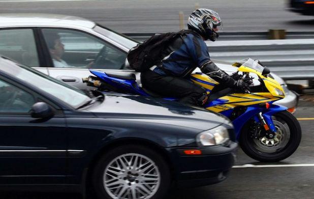 Prohíben llevar pasajeros hombres en motos en Bogotá.