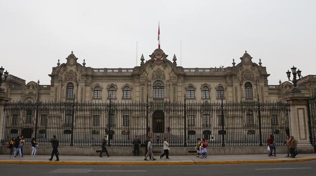 El Palacio de Gobierno, de estilo barroco y actual residencia del presidente de Perú, alberga también exposiciones temporales, mientras que la Catedral de Lima –mezcla de estilos, ha sido reconstruida en varias ocasiones– se alza donde Pizarro levantó la 