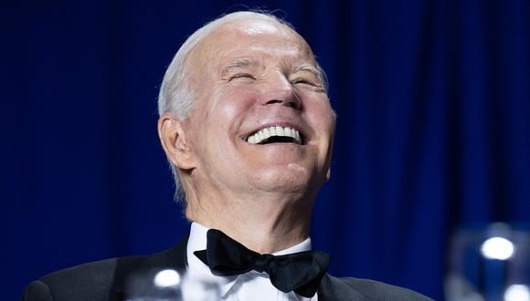 El presidente de los Estados Unidos, Joe Biden, se ríe durante la cena de la Asociación de Corresponsales de la Casa Blanca en el Washington Hilton en Washington, DC, el 29 de abril de 2023. (Foto de SAUL LOEB / AFP)