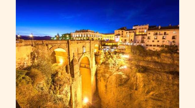 RONDA, ESPAÑA. Este pueblo de la provincia de Málaga tiene un carácter mágico por estar situado en una meseta a unos 750 metros sobre el nivel del mar. Además aparece dividida en dos zonas por el famoso Tajo de Ronda, una garganta de 100 metros de profund