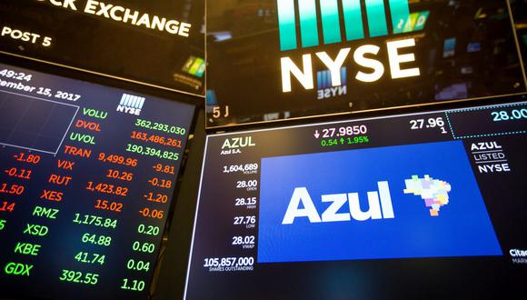 Un cartel de Azul SA se muestra en un monitor en el piso de la Bolsa de Valores de Nueva York (NYSE) en Nueva York, EE.UU., el viernes 15 de septiembre de 2017. Fotógrafo: Michael Nagle/Bloomberg
