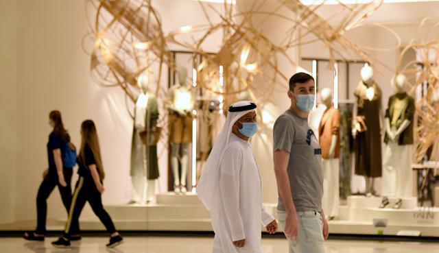 Uno de los mayores centros comerciales del mundo, el célebre y lujoso Dubai Mall de Emiratos Árabes Unidos, reabrió sus puertas el martes con estrictas medidas de seguridad impuestas debido a la pandemia de nuevo coronavirus. (Karim SAHIB / AFP).