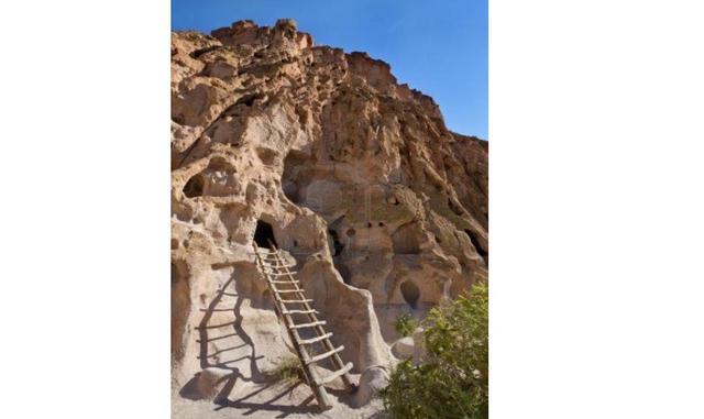 Monumento Nacional Bandelier. Bandelier es conocido por sus altiplanicies, cañones de paredes escarpadas y varios miles de viviendas del ancestral pueblo de indios americanos que se encuentran entre éstos. Los lugares arqueológicos más conocidos son los d