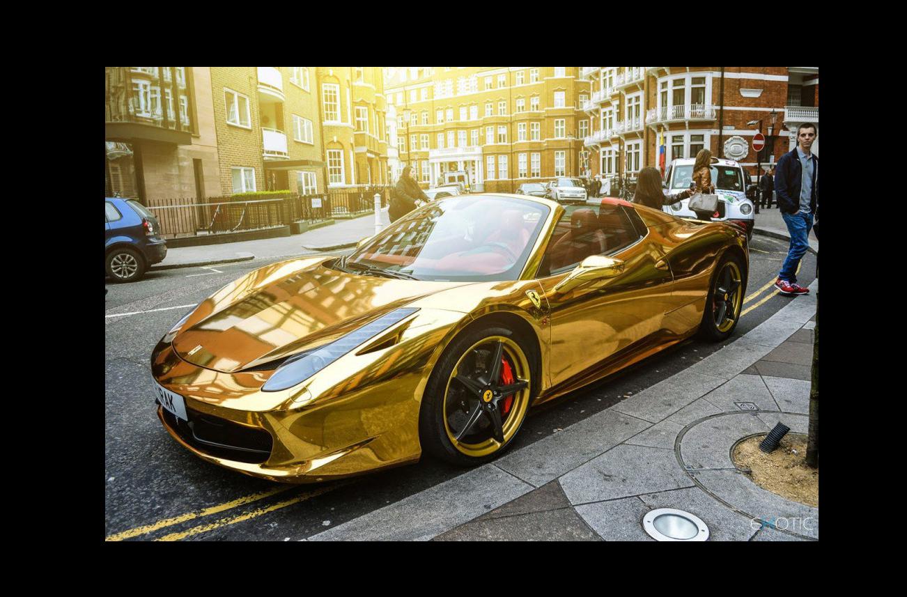 Foto 1 | Ferrari 458. Es uno de los modelos más famosos de la firma italiana desde que salió a las calles en el 2009. Este lujoso vehículo está chapado en oro está impulsada por un motor V8 que va de 0 a 60 mph (97 km/h) en apenas 2.9 segundos.