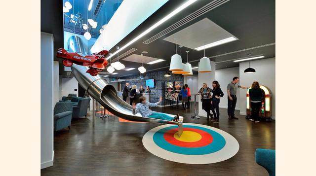 21. La oficina de Ticketmaster en Londres da la bienvenida a los visitantes con su tobogán de acero.