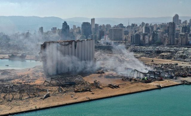 Una vista aérea muestra el daño masivo hecho a los silos de granos del puerto de Beirut y el área a su alrededor el 5 de agosto de 2020, un día después de una mega explosión que atravesó el puerto en el corazón de la capital Líbano con la fuerza de un terremoto, matando a más de 100 personas e hiriendo a más de 4,000. (Foto: AFP).