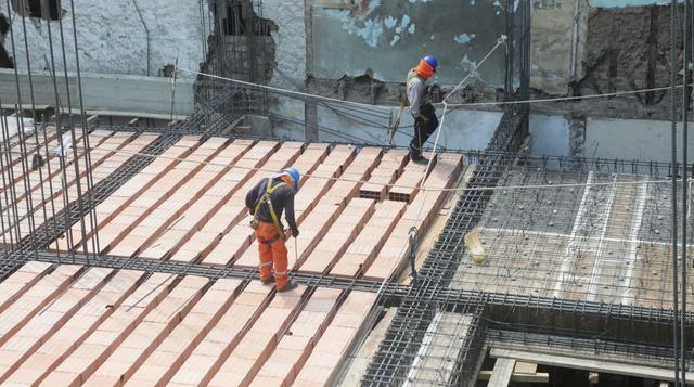 El edificio Popular y Porvenir corresponde a la arquitectura civil doméstica republicana. Se trata de un edificio diseñado expresamente para tener carácter multifamiliar y comprado por la Cía. de Seguros Italia en 1917 como edificio de departamentos en re