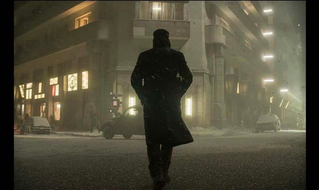 FOTO 6 | PLANOS Y SECUENCIAS HOMENAJE.- Villeneuve homenajea a Scott con planos casi calcados de la película original: las calles oscuras y sucias de Los Ángeles, tenuemente iluminadas por los neones, la lluvia impactando en los cristales que refugian al 