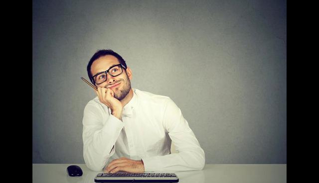 FOTO 8 | 8. Date tiempo para soñar despierto
Darte tiempo para “desconectarte” y dejar que tu mente divague fomenta la creatividad. Los investigadores han encontrado que soñar despierto puede llevarte a una resolución de problemas creativa. Cuando tu mente divaga entra al terreno de las memorias, las emociones y a pedazos aleatorios de conocimiento almacenado. La clave para usar esta divagación mental de manera efectiva es dirigirla hacia el área en la que necesitas inspiración.

Soñar despierto de manera enfocada requiere que primero investigues y explores el problema que esperas resolver. Tener una base de conocimientos de la que tirar es importante para que tu subconsciente pueda sopesarla. Luego necesitas encontrar la forma de “apagar” esa parte y dejar que tu mente divague libremente.