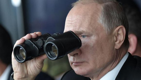 El presidente de Rusia, Vladimir Putin, observa con binoculares el ejercicio militar Tsentr-2019 en el campo de Donguz, cerca de la ciudad de Oremburgo, el 20 de septiembre de 2019. (Alexey NIKOLSKY / Sputnik / AFP).
