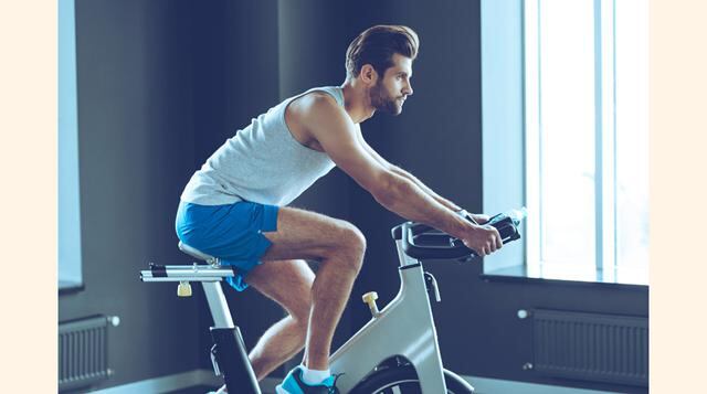 Ejercicio. Empezar una rutina diaria de ejercicios de inmediato. Hacer ejercicio regularmente le ayudará a desconectar, fortalecerá su sistema inmunológico, le hará sentirse mejor consigo mismo y sus niveles de concentración mejorarán.