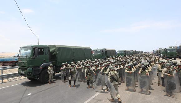 Ejército llegó al sector de Barrio Chino para desbloquear la carretera. (Foto: GEC)