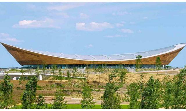 Velodrome, Londres. El estudio Hopkins Architects fue el responsable del velódromo inaugurado con motivo de los Juegos Olímpicos de 2012 en Londres. Conocido como "The pringle", porque su silueta recuerda a las patatas fritas de esa marca, factu