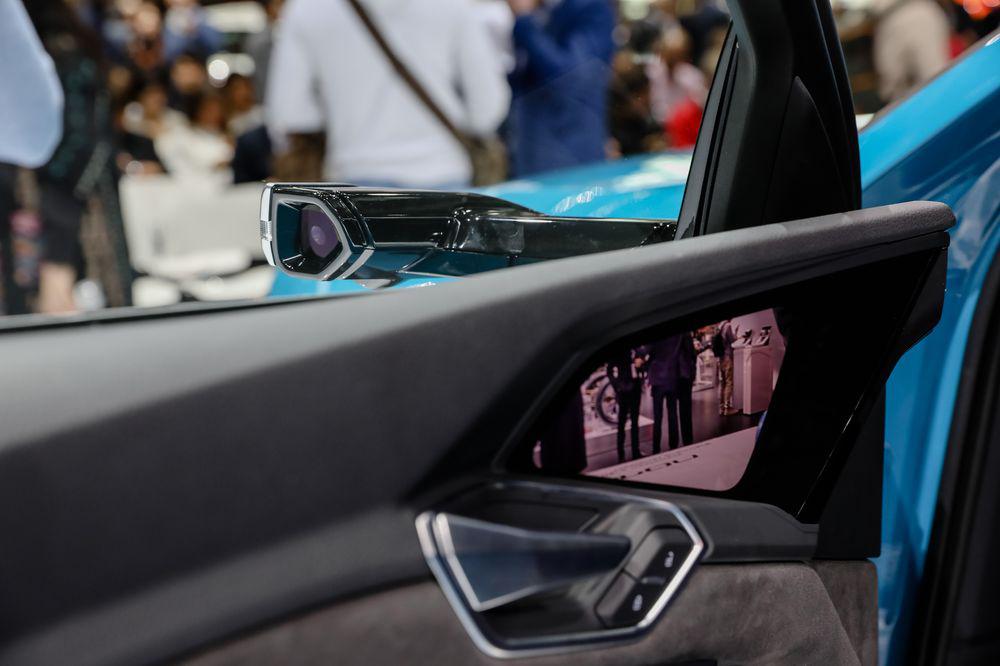 Las cámaras que alimentan una o más pantallas dentro del automóvil podrían mejorar la visibilidad trasera y lateral, señala Auto Alliance. (Foto: Bloomberg)
