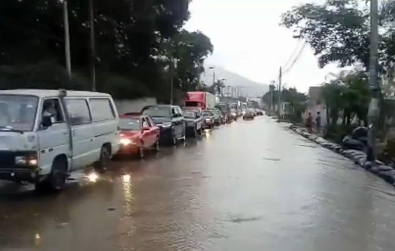 Imágenes difundidas por el citado medio se observa la larga fila de vehículos que se encuentran varados debido al huaico. Además, varias viviendas y calles han quedado inundadas. (Foto: Captura Canal N)