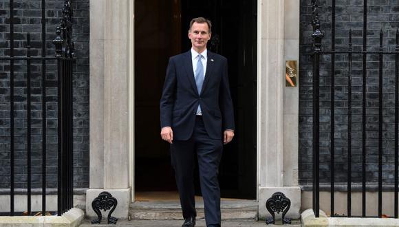 El canciller de Hacienda de Gran Bretaña, Jeremy Hunt, se va después de una reunión con el recién nombrado primer ministro de Gran Bretaña, Rishi Sunak, en el número 10 de Downing Street, en el centro de Londres, el 25 de octubre de 2022. (Foto de Daniel LEAL / AFP)