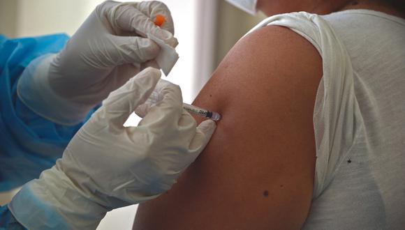 “Solo superaremos esta emergencia de salud acelerando el acceso equitativo a vacunas contra el COVID-19 seguras, efectivas, de calidad garantizada y asequibles”, sostuvo el comunicado de APEC. (Photo by RODRIGO BUENDIA / AFP)