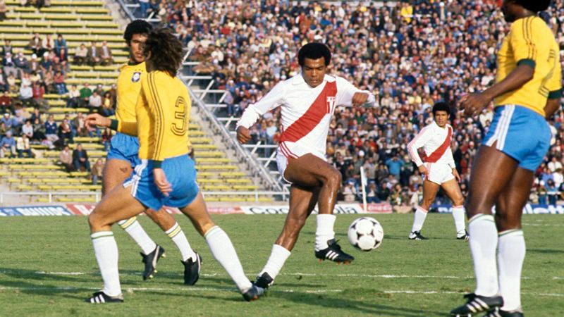 Teófilo 'el nene' Cubillas se bate entre tres defensas brasileños. (Foto: Difusión)