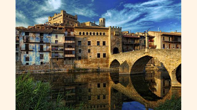 Valderrobres (Teruel). El Matarraña divide Valderrobres en dos zonas bien diferenciadas: el arrabal del puente, al sur del río, y el casco histórico, al norte, al que se entra por un puente gótico. Con la iglesia parroquial de Santa María la Mayor y el ca